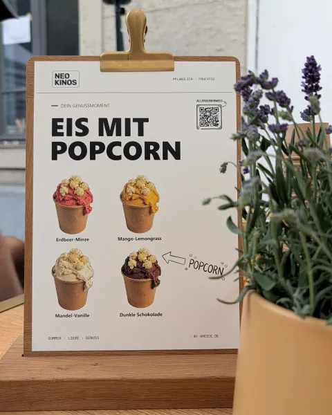Speisekarte „Eis mit Popcorn“ im Design von NEO Kinos