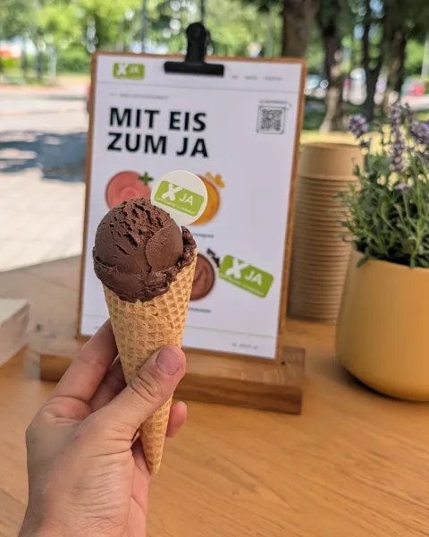 Speisekarte „Mit Eis zum Ja“ im Design von scrivo und Eiswaffel mit essbarem Logo